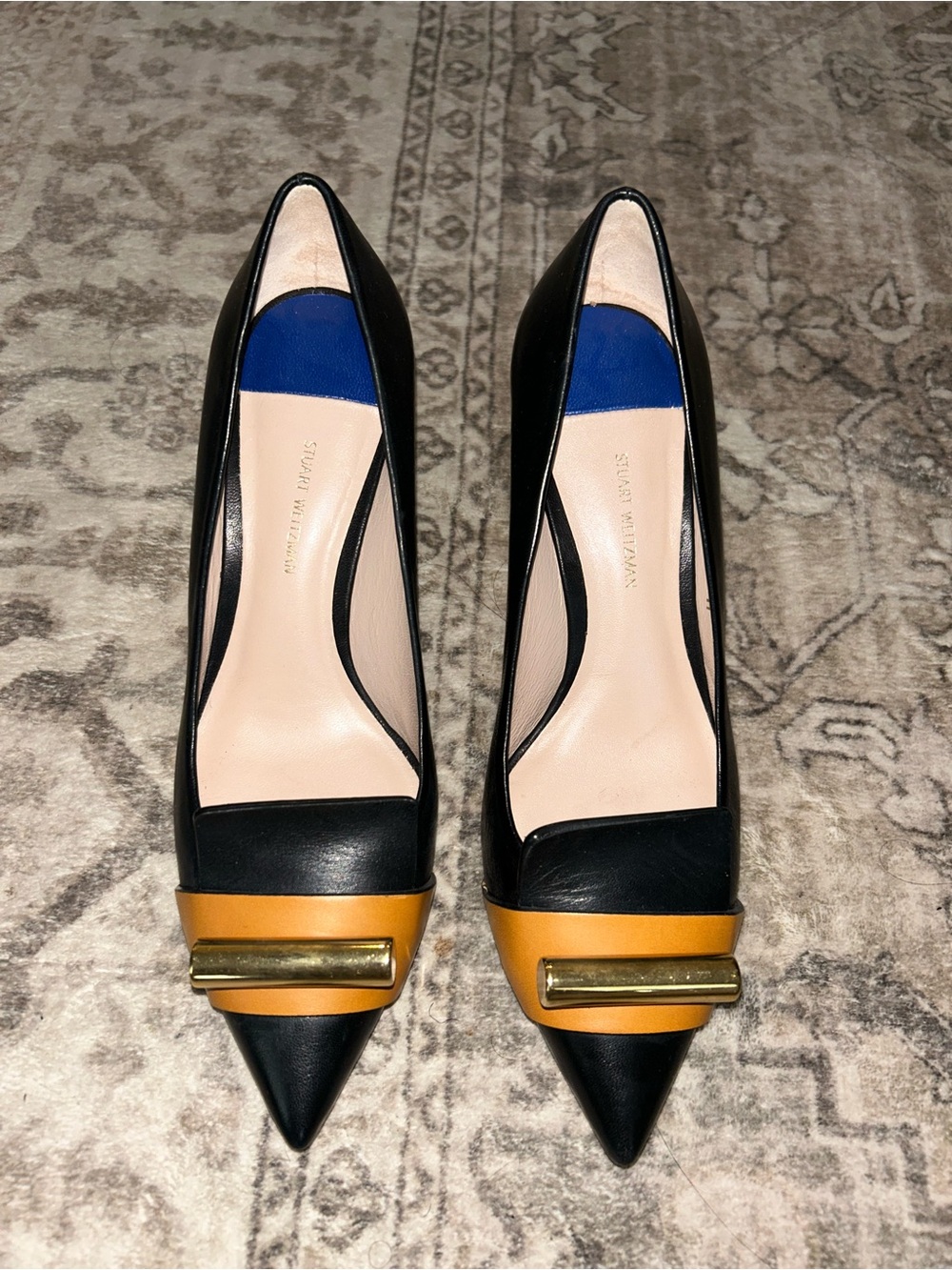 Beautiful Stuart Weitzman Black and Tan Pointed Toe Leather Heels - Retail 450$ - Picture 5 of 11